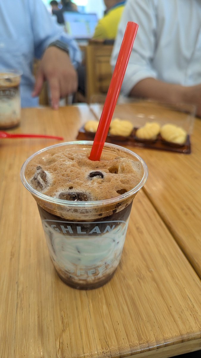 keshi_af's tweet photo. ここのコーヒーおいしかったですが、まじで甘いです
コーヒーが濃くて超甘いです
4人で買うとお菓子がもらえます
豆を買うとなんか追加でもう一杯もらえます

日本で出しても流行る気がします https://t.co/K1P9eFo7F7