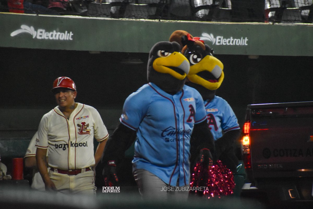 jardinizquierdo's tweet photo. #LMB ⚾️ | ¡PIRATAS YA PEGA PRIMERO! 

🎙️ Se han ido tres completas en el Nido del Ave Roja en Boca del Río 

@LosPiratasMx 1-0 @elaguilabeisbol

📸 @jose_zubi87

Serie 1-0 #Veracruz 

#Juego2 @LMBBanorte https://t.co/CYn99yK5sy