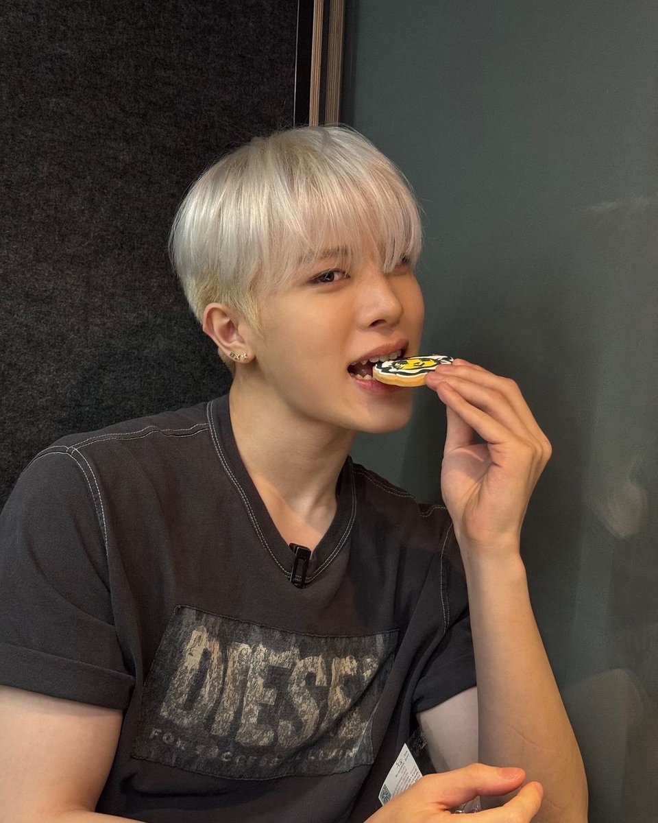 u0000000392346's tweet photo. 난 흑발 금발 은발 갈발 정환이 중에 고를 수 없어…… https://t.co/dL8n8soIRf