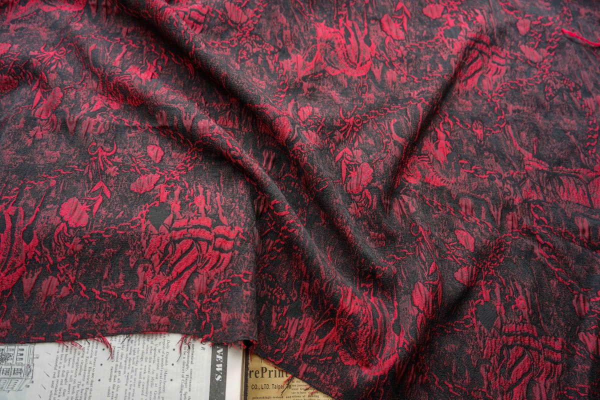 Grace7989's tweet photo. Black Base Scarlet Rose Embossed Jacquard Fabric 📷
High-contrast red floral relief on black ground, distinct 3D textured surface, matte finish, moderate weight, and great shaping properties.
Ideal for gothic vintage apparel, cheongsams &amp; dark-style home decor. https://t.co/huuOcl4J7T