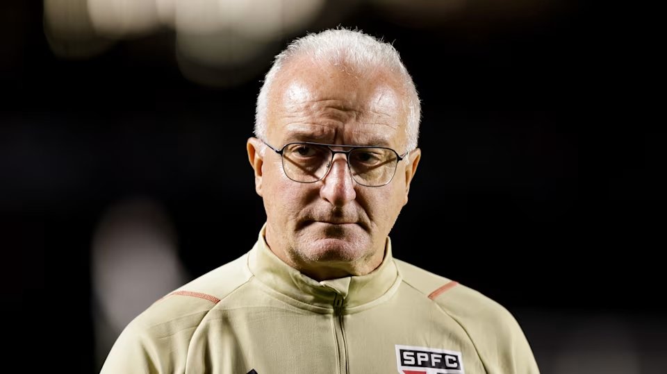 CifutBR's tweet photo. Simplesmente Dorival Jr no MESMO Brasileirão conseguiu vencer do Athletico fora de casa pelo Corinthians...

E PERDER dentro de casa pro Furacão, mas treinando o São Paulo...

BIZARRO. https://t.co/ysljifSnSy