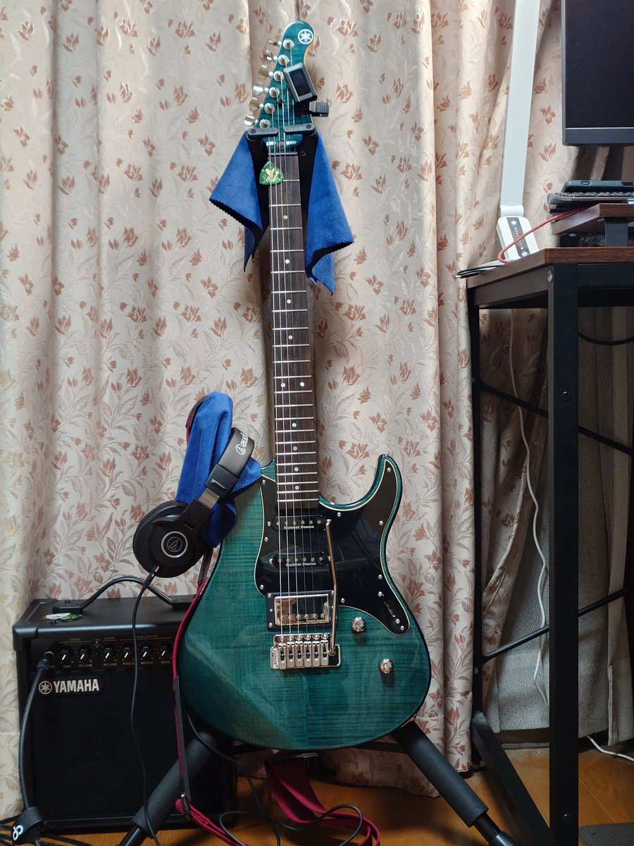 freesutyle's tweet photo. たくさんの誕生日のお祝いコメントありがとうございます。
まだの人、まだ間に合いますよｗ

ところで…

お部屋のインテリアと言ったな。あれは嘘だ。

ちゃんと演奏出来る様に一式揃えた。
↓続き

#ギター始めました #ギター初心者 #ギター練習中 https://t.co/nNJQVb2fMc