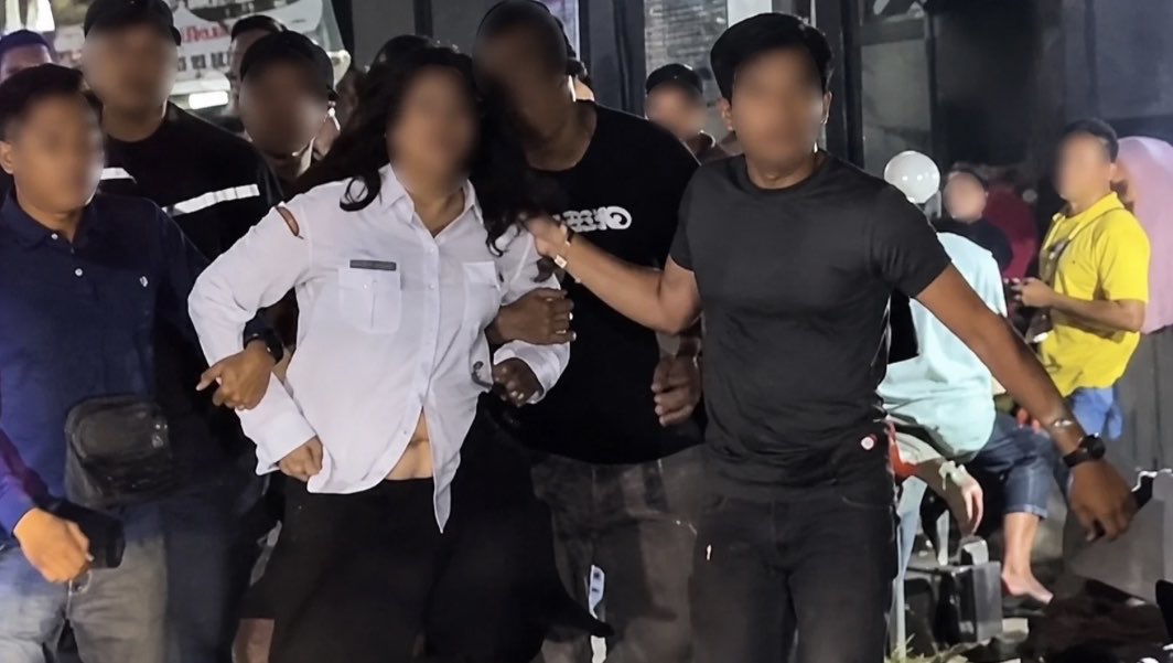 __Reepicheep's tweet photo. Kalian udah tahu kasus ini belum, guys? 😭😭😭 gw shock banget pas baca kronologinya:(( nangis banget gw 😭😭gilaaa kok bisa ya ada manusia setega ini sampai setan pun kalah sama manusia :(

berikut kronologi singkat 

Kasus ini bermula dari laporan dugaan kekerasan seksual terhadap seorang anak laki-laki yang masih berstatus siswa sekolah dasar di Kota Tanjungbalai. Berdasarkan informasi yang beredar dan pemberitaan media, korban diduga dibawa ke sebuah rumah dan mengalami kekerasan seksual. Dugaan tersebut kemudian dilaporkan kepada pihak kepolisian untuk diproses lebih lanjut.

Seiring berkembangnya kasus, muncul dugaan keterlibatan pasangan suami istri, termasuk seorang guru berstatus ASN. Dugaan tersebut memicu perhatian luas dari masyarakat. Pada 22 Juli 2026, ratusan warga mendatangi rumah pasangan tersebut sehingga terjadi aksi amuk massa yang videonya kemudian viral di media sosial. Polisi mengamankan kedua terduga untuk mencegah situasi semakin memanas dan melanjutkan proses penyidikan.

Hingga saat ini, perkara masih dalam penanganan aparat penegak hukum. Seluruh dugaan yang beredar masih akan diuji melalui proses penyidikan dan pembuktian sesuai ketentuan hukum yang berlaku.