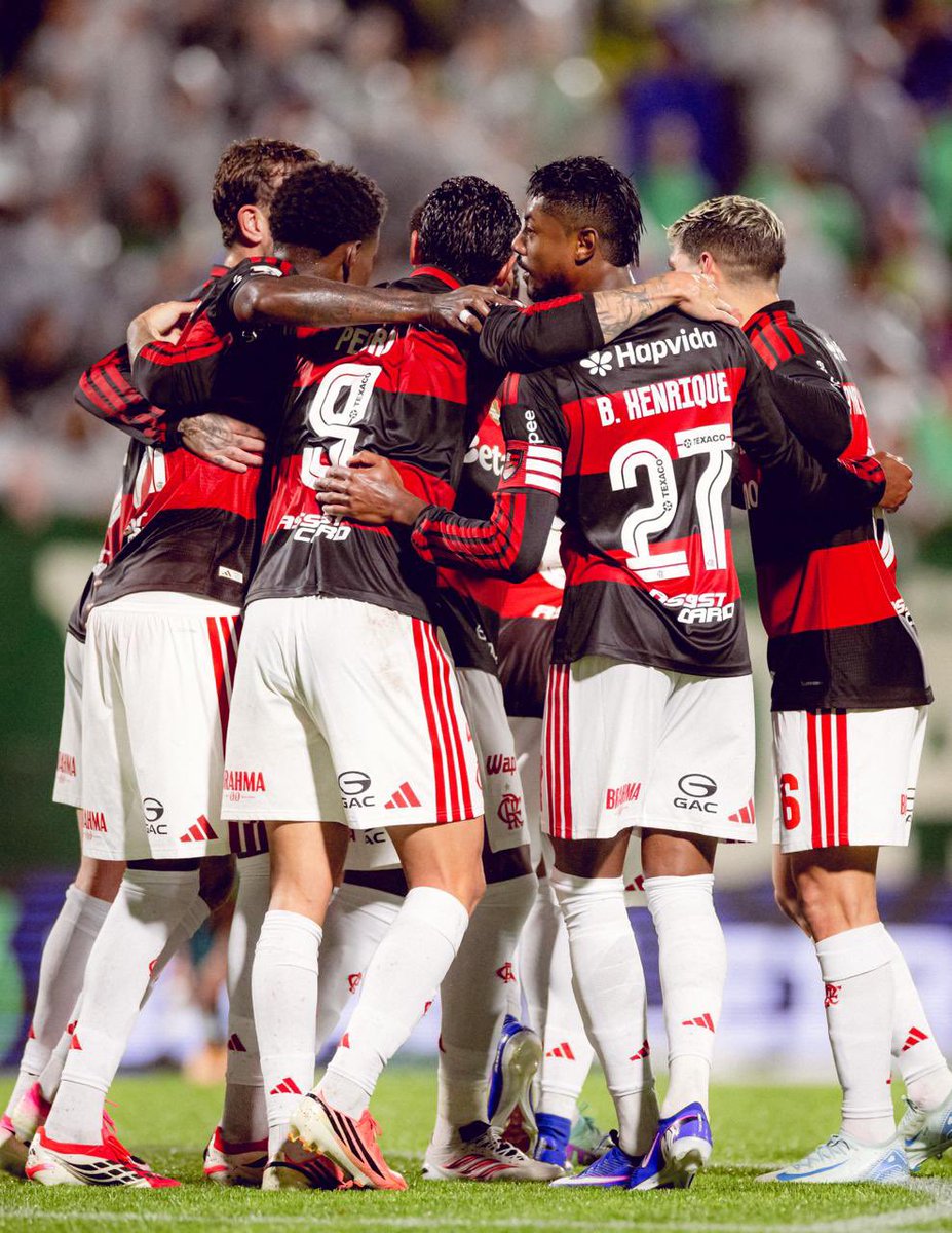FlaGalaxy's tweet photo. FIM DE JOGO! 

O Flamengo vence a Chapecoense por 4x0 fora de casa! https://t.co/jIW9MUSl1M