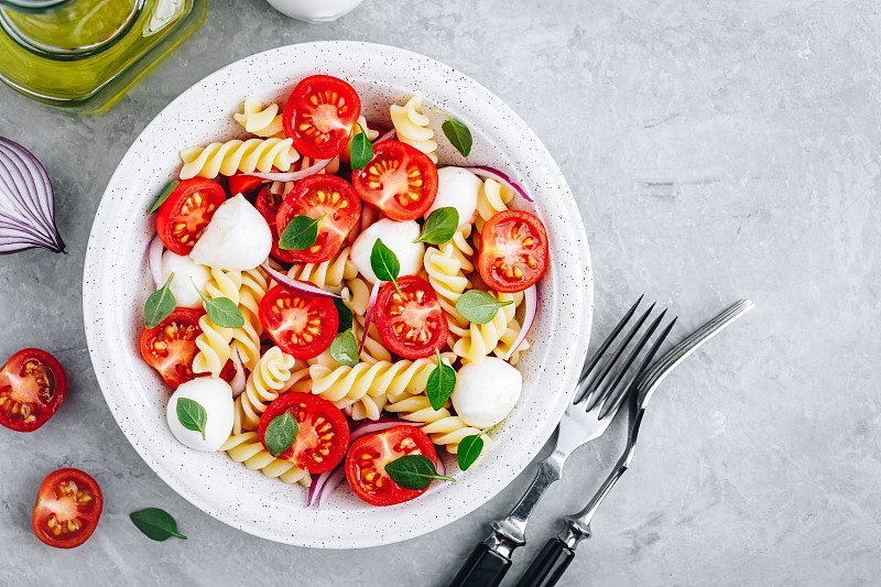 somXhk8iTagkZe4's tweet photo. Stocked up on fresh cherry tomatoes, basil, and mozzarella for tonight’s homemade caprese salad—simple ingredients make the best meals! ， https://t.co/HVWBHdvooj