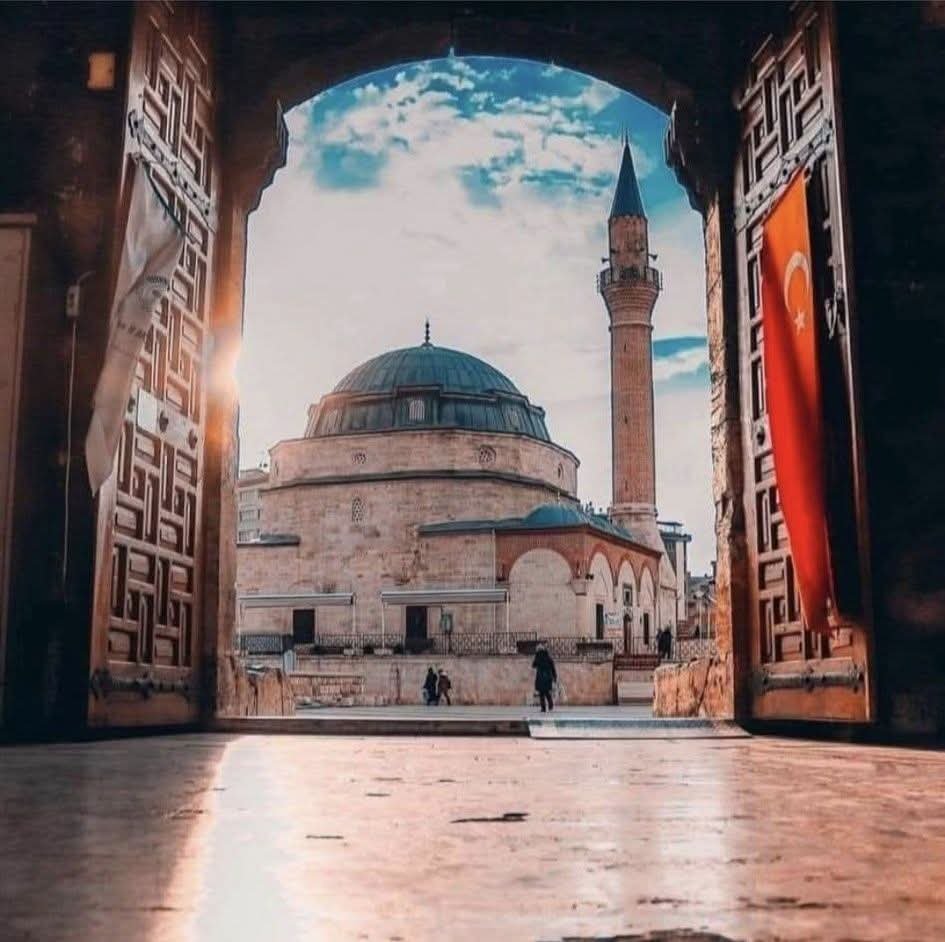 Enestanbr1's tweet photo. Günün her vaktinde ayrı bir hikmet, ayrı bir lütuf saklıdır

🌅 Sabah Rahmettir
🌞 Öğlen Bereket
🌇 İkindi Şifadır
🌙 Akşam Huzurdur
🌌 Yatsı Ferahlıktır

🕊️ Vakitleri boş geçirme
🕌 Her ezan,Rabbinden bir çağrıdır.
🤲 Kalbini dinle, secdeye yaklaş

#sabahnamazı 
#hayırlısabahlar https://t.co/fb33E9s4rk