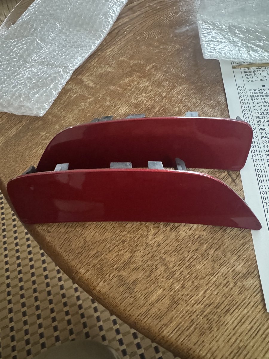 umeoshi1091's tweet photo. ロードスターの車検今回初めて
リヤのリフレクター指摘されました
フロントは大丈夫みたいなのですが
リヤが反射するのはNGみたいです
純正持っててよかった
写真はフロントのです https://t.co/rwPRYVEIdc