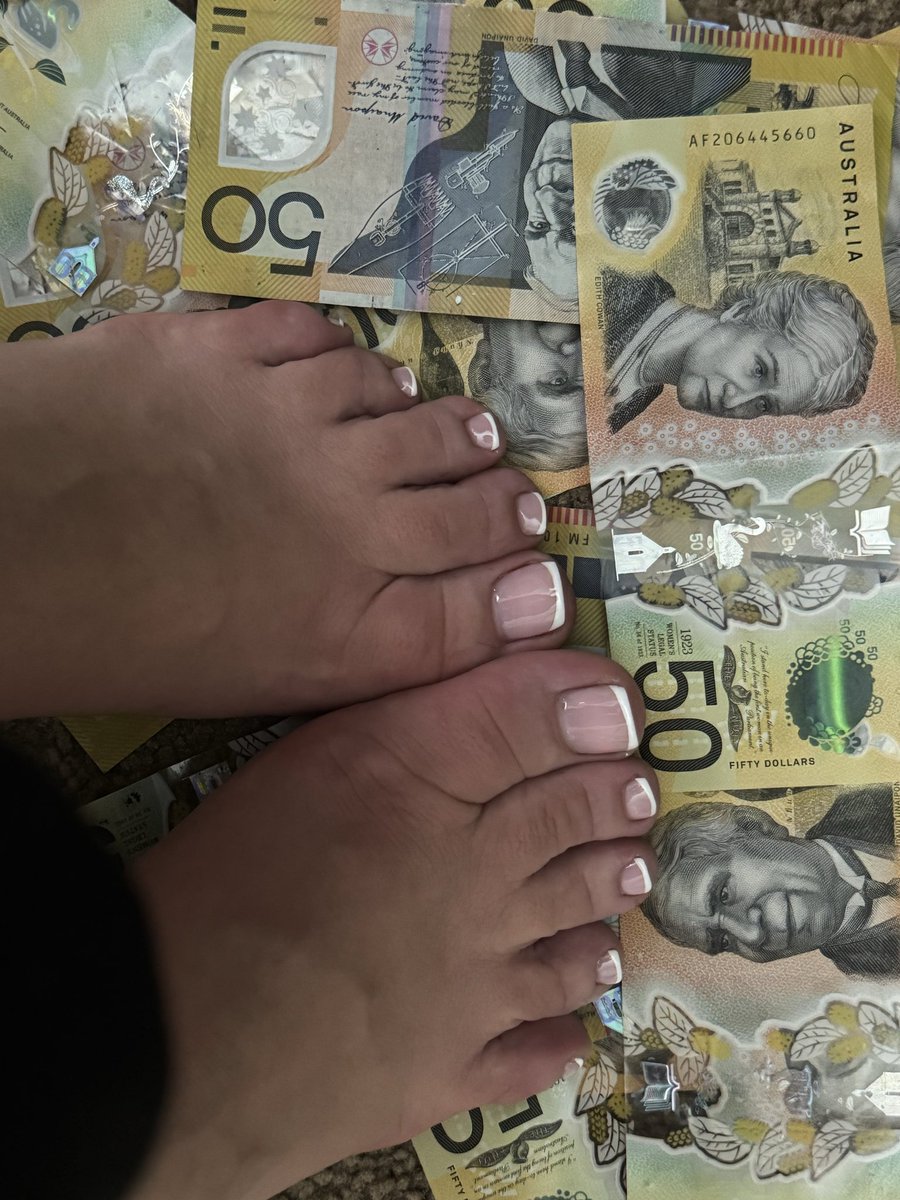 queenhollysends's tweet photo. cash dispensed at my soles https://t.co/YNEXrLImjw
