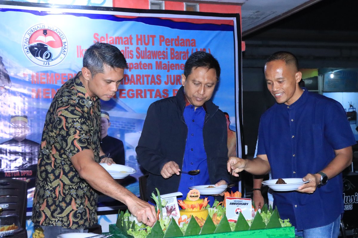 HumasResMajene's tweet photo. MAJENE - Komitmen bangun kemitraan yang kuat antara kepolisian dan insan pers. Kapolres Majene AKBP Muhammad Amiruddin, menghadiri peringatan HUT Perdana Ikatan Jurnalis Sulawesi Barat (IJS) yang digelar di Kantor IJS Kelurahan Lembang, Kec. Banggae Timur, Rabu malam (22/7/2026). https://t.co/ViMs0IAvaZ