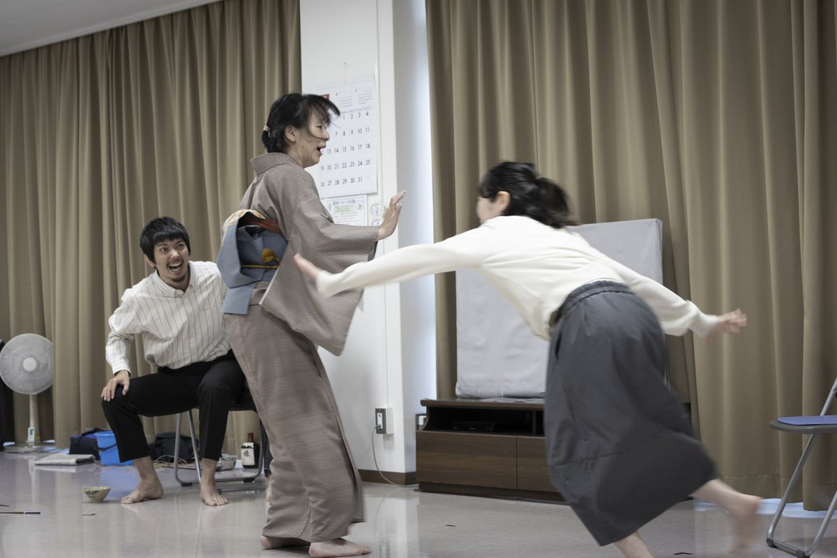 DonalcaPackhan's tweet photo. 通し稽古。（写真：三浦麻旅子）
「つか劇」をなぞるのではなく、『出発』という戯曲そのものと向き合う稽古を続けています。
いよいよ来週、幕が開きます。
#つか出発2026

ドナルカ・パッカーン　令和八年公演第二弾
つかこうへい『出発』

演出　濱吉清太朗［紙魚］
ドラマトゥルク　川口典成［ドナルカ・パッカーン］

📍中野テルプシコール
🗓️ 7/30（木）–8/2（日）
🎫 https://t.co/cytnX4JW4b