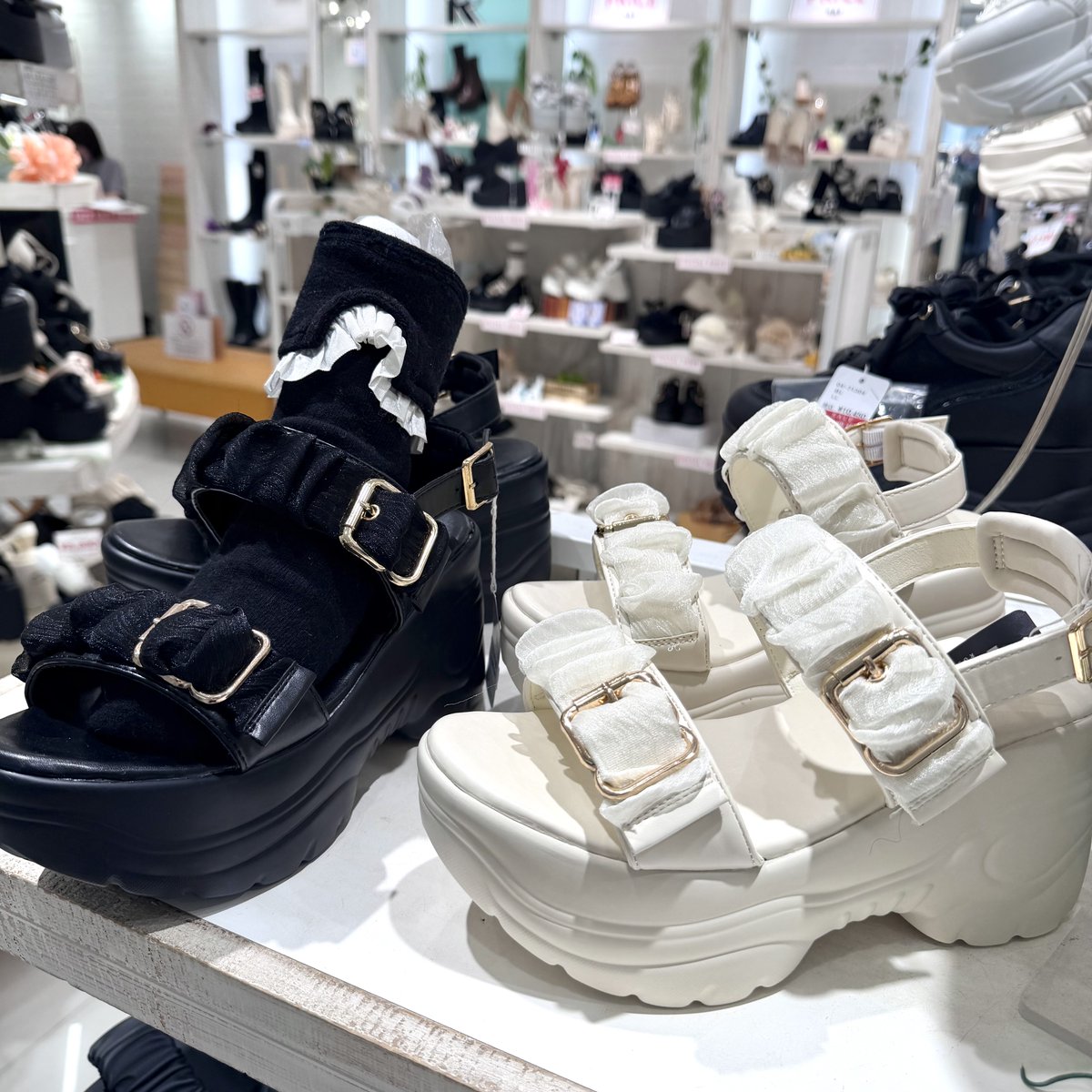 けいりーる様❣️専用ページ ガーリーな服にも合わせやすいサンダル👡🩵⟡.· 厚底でスタイルアップ