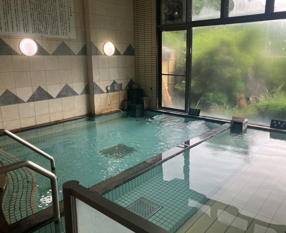 P89262411's tweet photo. 山梨県北杜市「白州塩沢温泉 フォッサマグナの湯」 

ほのかに硫黄の香りがする赴きあふれる露天の岩風呂は四季折々の風を感じることができます。景色を眺めながらのんびりと日頃の疲れを癒して下さい。 
また、無色透明・硫化水素臭・弱塩味・硫化水素味でph10.0のお肌つるつる美人の湯です。 https://t.co/pyHuKbUq9K