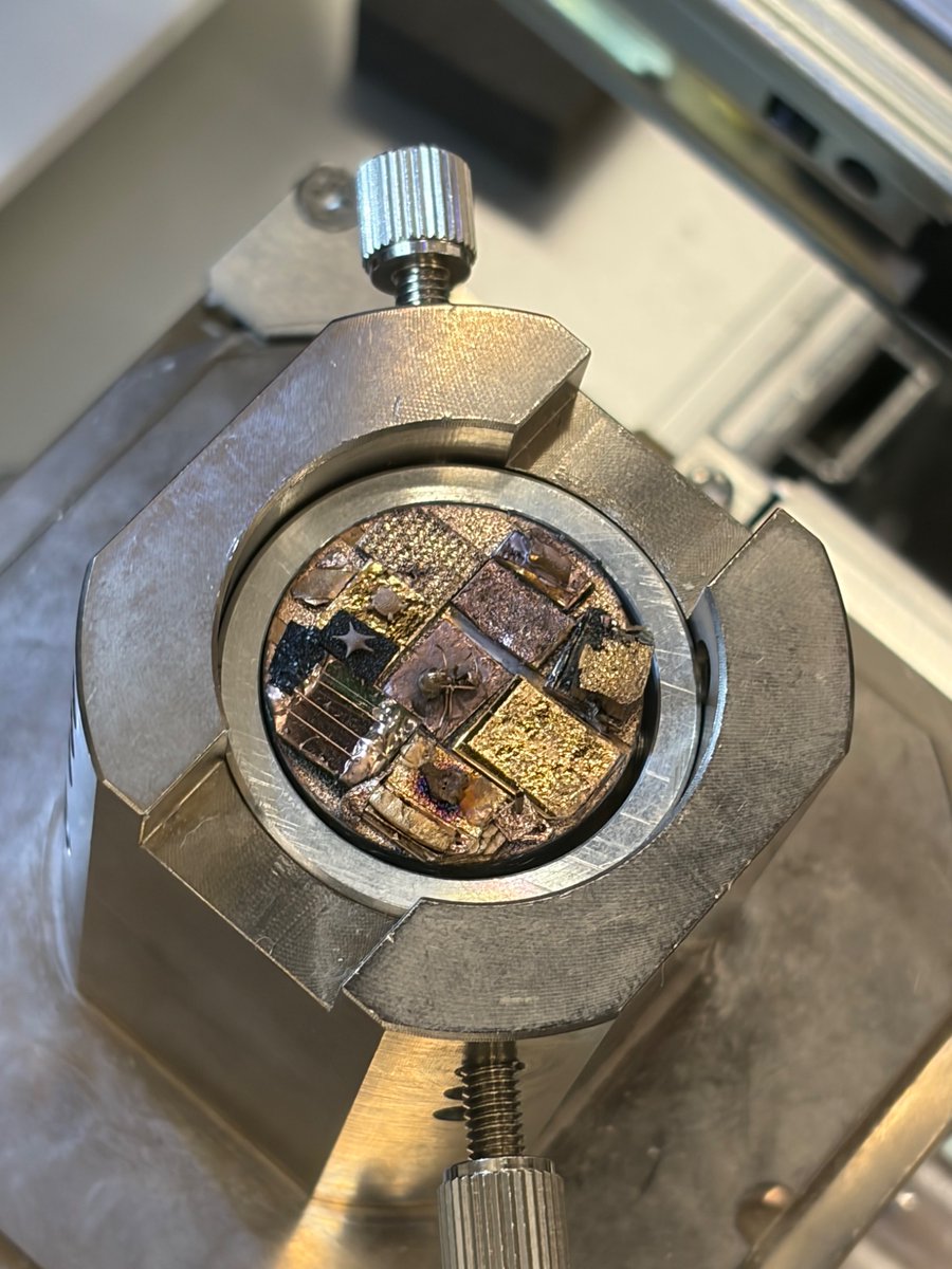 AZB_CC's tweet photo. 昨日、部員の有志11名で日本科学未来館で行われたJAIMAサマーサイエンススクールに参加してきました。
部員たちは走査電子顕微鏡や蛍光X線分析装置など、20種類余りの装置を見ることができ大変満足していました！
写真は走査電子顕微鏡のサンプルです！星の砂、肺、蜂など15種類ほどありました！ https://t.co/J382gLbbQk