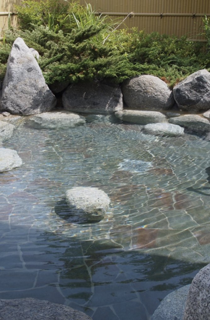 P89262411's tweet photo. ��梨県北杜市「白州塩沢温泉 フォッサマグナの湯」 

ほのかに硫黄の香りがする赴きあふれる露天の岩風呂は四季折々の風を感じることができます。景色を眺めながらのんびりと日頃の疲れを癒して下さい。 
また、無色透明・硫化水素臭・弱塩味・硫化水素味でph10.0のお肌つるつる美人の湯です。 https://t.co/CuEpVb8EsL