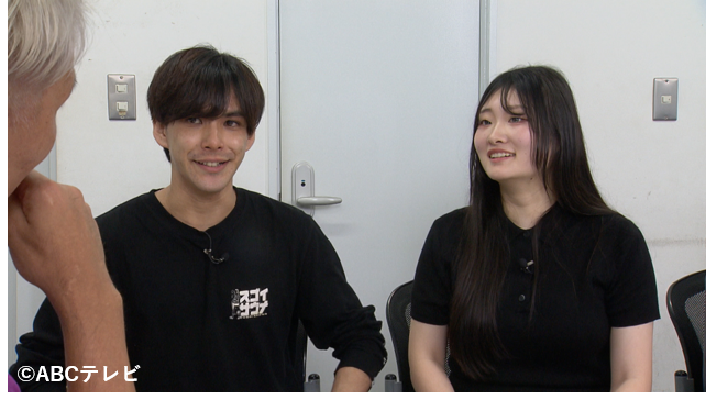 abc_knightscoop's tweet photo. 今週のナイトスクープ2本目は…

「交際０日婚のキューピッドを探して」

京都府の女性（２８）から。昨年の３月３１日に、大学時代のサークルの後輩男子２人と卒業してから５年ぶりに食事に行った時のこと。彼らとは、それほど親しい関係でもなかったのだが、久しぶりに３人で会うことになった。食事のあと、たまたま入った新宿歌舞伎町のスナックで、隣の席にいた見ず知らずのおじさんが気さくに話しかけてくれた。会話の中で、おじさんは私に「結婚願望はあるの？」とたずね、「めちゃくちゃあります」と答えると、私の隣に座っていた後輩の一人に向かって「君、結婚してあげなさい」と言ったのだ。すると、その後輩は「いいですよ」とまさかの返答。ここまでは、よくある酒の上での与太話だが、スナックを出たあと、その後輩は「婚姻届、買いに行きますか？」と言ってきたのだ。そして私たちは婚姻届がついているゼクシィをコンビニで購入し、その場で記入。いわば、交際０日婚！　さすがにその日に提出することはなかったが、その５日後に初デート。そして、すぐさま結婚式場の下見をし、翌週には新居を決めた帰りに両親への挨拶も済ませ、再会して２カ月で２人の新生活がスタートした。スナックで出会った見ず知らずのおじさんの一言で、私たちの人生は大きく変わった。よく考えると人生最大のキューピットであるその方に、結婚の報告ができていない。しかし、どこの誰かも分からない。そこで、おじさんを探してもらえないだろうか、というもの。