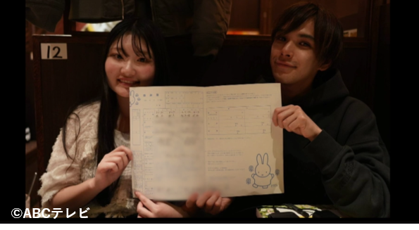 abc_knightscoop's tweet photo. 今週のナイトスクープ2本目は…

「交際０日婚のキューピッドを探して」

京都府の女性（２８）から。昨年の３月３１日に、大学時代のサークルの後輩男子２人と卒業してから５年ぶりに食事に行った時のこと。彼らとは、それほど親しい関係でもなかったのだが、久しぶりに３人で会うことになった。食事のあと、たまたま入った新宿歌舞伎町のスナックで、隣の席にいた見ず知らずのおじさんが気さくに話しかけてくれた。会話の中で、おじさんは私に「結婚願望はあるの？」とたずね、「めちゃくちゃあります」と答えると、私の隣に座っていた後輩の一人に向かって「君、結婚してあげなさい」と言ったのだ。すると、その後輩は「いいですよ」とまさかの返答。ここまでは、よくある酒の上での与太話だが、スナックを出たあと、その後輩は「婚姻届、買いに行きますか？」と言ってきたのだ。そして私たちは婚姻届がついているゼクシィをコンビニで購入し、その場で記入。いわば、交際０日婚！　さすがにその日に提出することはなかったが、その５日後に初デート。そして、すぐさま結婚式場の下見をし、翌週には新居を決めた帰りに両親への挨拶も済ませ、再会して２カ月で２人の新生活がスタートした。スナックで出会った見ず知らずのおじさんの一言で、私たちの人生は大きく変わった。よく考えると人生最大のキューピットであるその方に、結婚の報告ができていない。しかし、どこの誰かも分からない。そこで、おじさんを探してもらえないだろうか、というもの。