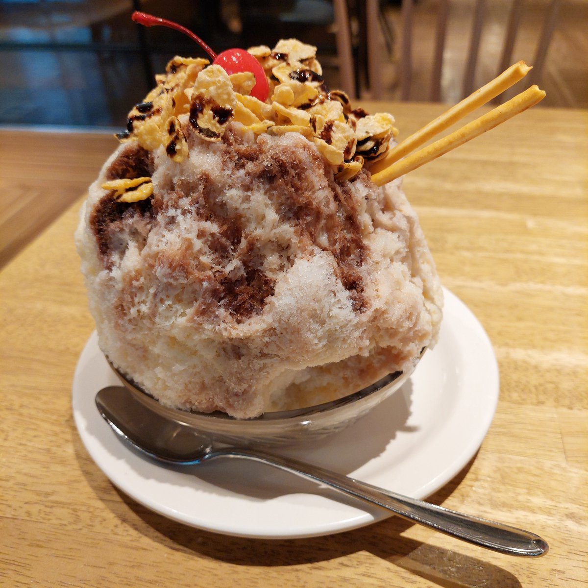 ichizu65's tweet photo. 鹿児島も連日35℃近い暑さなので…
天文館むじゃき本店でチョコレート白熊のレギュラーサイズをいただきます🍧

鹿児島の夏と言ったらやっぱりこれだよね！
東京も暑いらしいけど初音さんも冷たいもの食べて暑さ対策してるかな？
#ゆーりら https://t.co/VN6fphDRrG
