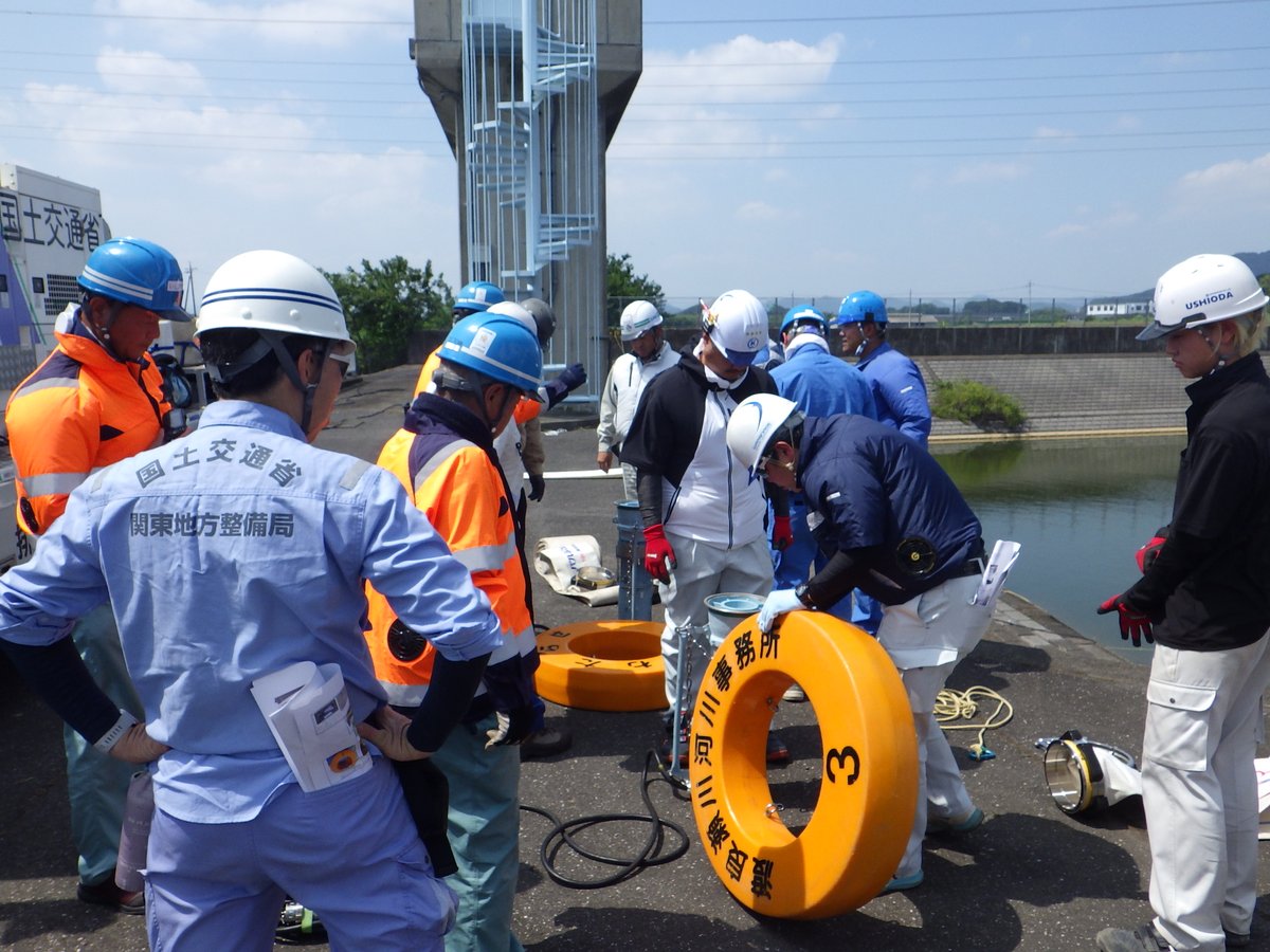 mlit_watarase's tweet photo. 7月15日に、地震や洪水など災害に備え、三杉川排水機場において渡良瀬川河川事務所における災害協定会社、関係自治体および国交省職員の計４８名が参加し、いざという時に迅速に対応できるよう、排水ポンプ車、照明車の操作・設置に関する操作訓練を実施しました。 #災害 #防災 #渡良瀬川 https://t.co/5AWEwFxED9