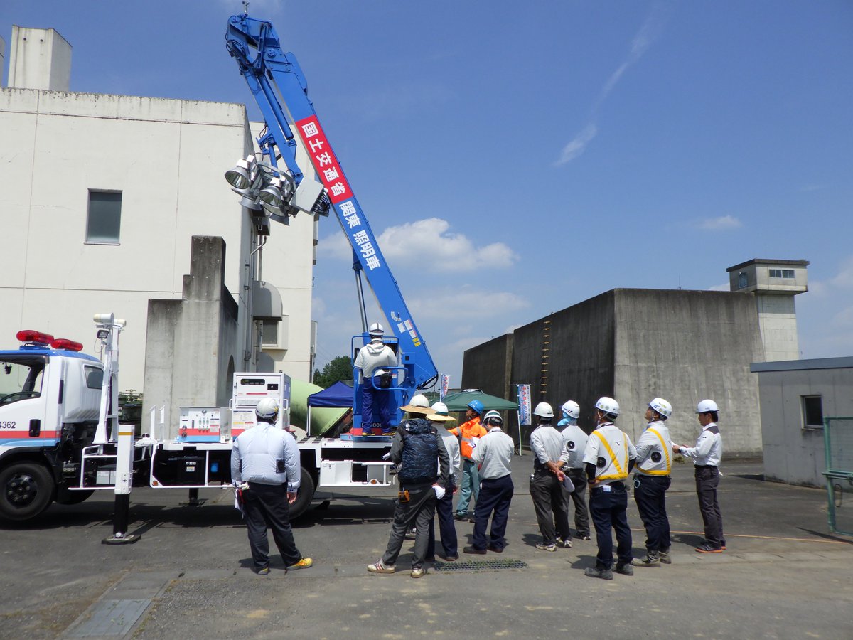 mlit_watarase's tweet photo. 7月15日に、地震や洪水など災害に備え、三杉川排水機場において渡良瀬川河川事務所における災害協定会社、関係自治体および国交省職員の計４８名が参加し、いざという時に迅速に対応できるよう、排水ポンプ車、照明車の操作・設置に関する操作訓練を実施しました。 #災害 #防災 #渡良瀬川 https://t.co/5AWEwFxED9