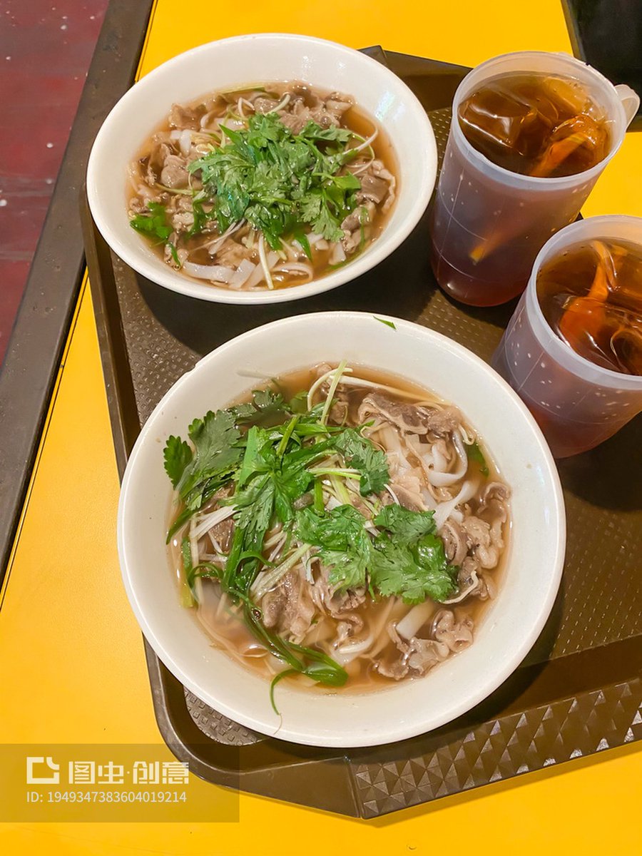 LuisaDoke4e's tweet photo. [Craving warm, flavorful pho This steaming Vietnamese beef noodle bowl with fresh herbs and lime hits different on rainy days! ]， https://t.co/3UXYWCAZ3n