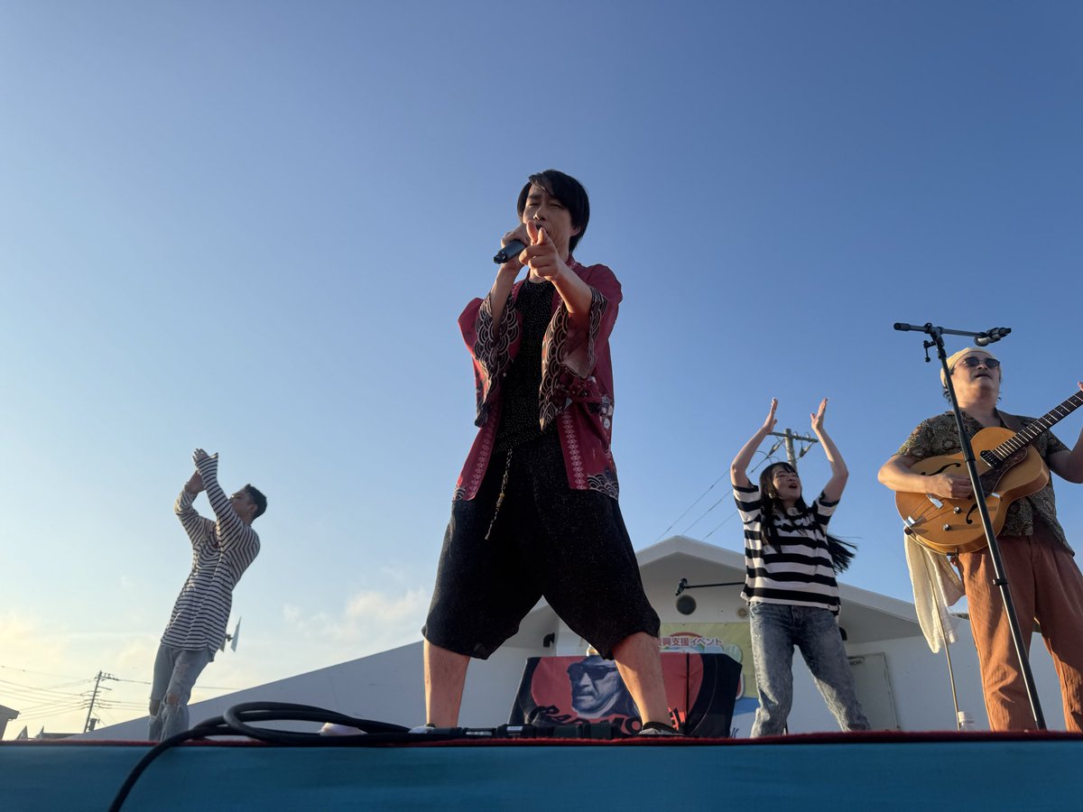 marugurustaff's tweet photo. 音楽の力で復興支援。

まるグル@南房総にスーパーアイドル降臨！！元・光GENJIの山本淳一さんがこの想いに賛同し、最南端でスペシャルライブを披露。先後には石川県輪島市にて被災された方々と中継を繋ぎ、市船吹部とコラボで歌を届けて下さいました！

#まるグル
#復興支援
#山本淳一
#光GENJI https://t.co/WoknSiJQuy