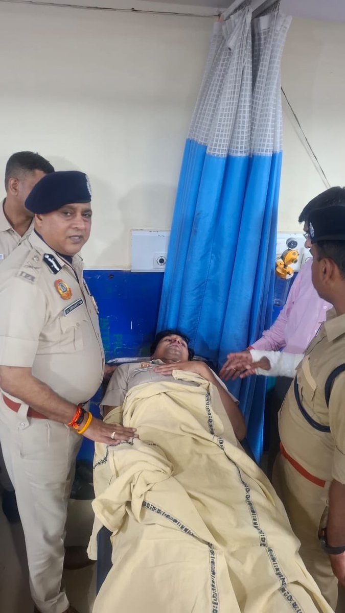 AajGothi's tweet photo. During the night intervening 22-23 July, Sh. Devesh Chandra Srivastva, Spl. CP/L&amp;O Zone-I,  visited Dr. RML Hospital to see the police personnel who have sustained serious injuries during the CJP protests at Jantar Mantar on 22 July.@DelhiPolice https://t.co/QsdN4C8UpV
