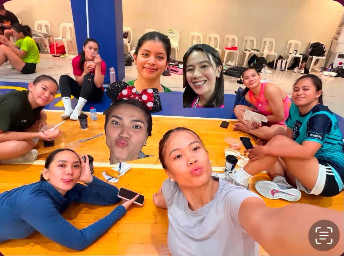 aicille73's tweet photo. Kakatuwa si Ishie! Isingit talaga sina Sheena,Barbie at Mitch sa group pix ng mga Gen Z ng Creamline with Mama Rose as their fairy godmother π₯°π«β¨π #CreamlineCoolSmashers #ishielalongisip #ALEIAHTORRES #erinpangilinan #barbiejamili #nicacelis #donnaparalejas #rosevargas #SheenaToring #michellegamit