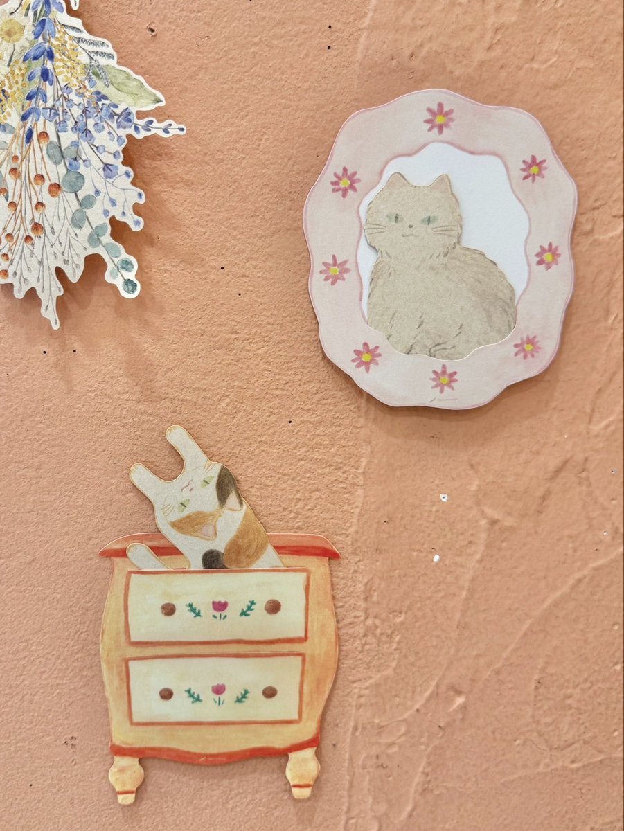 paper_message's tweet photo. \\ 🐈‍⬛うちの猫博vol.11🐈第2弾アイテム//かくれんぼする猫と差し込むカード🐱

カードに差し込むとまるで猫がかくれんぼをしているようなカッティングカードが登場しましたੈ✩‧₊˚

•かくれんぼする猫カード　¥220
•差し込むカード　¥275

https://t.co/liFupP0s1z https://t.co/DFnnjq585k