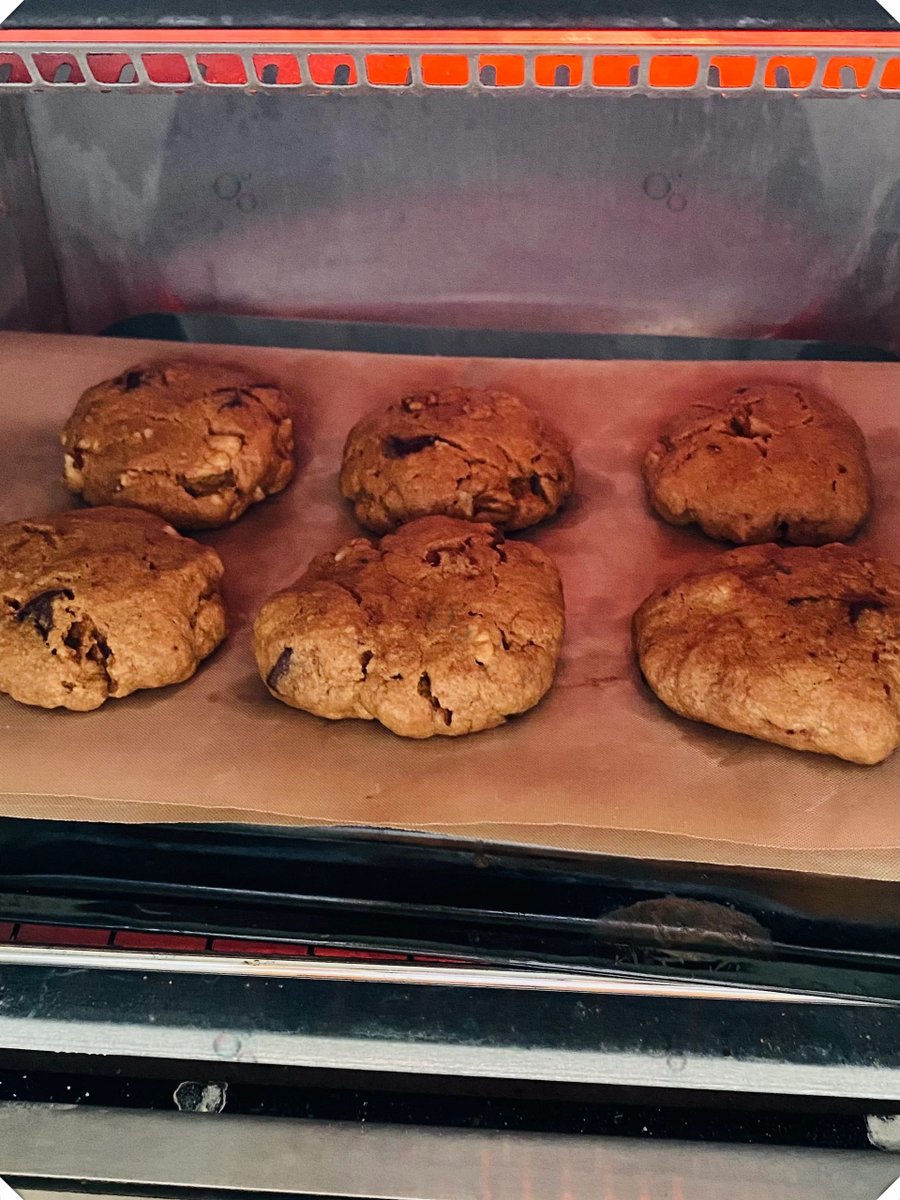 BeckyHovan63's tweet photo. Just baked a batch of warm chocolate chip cookies — the smell alone turned my apartment into a tiny happy zone.， https://t.co/rZXM1A9icZ