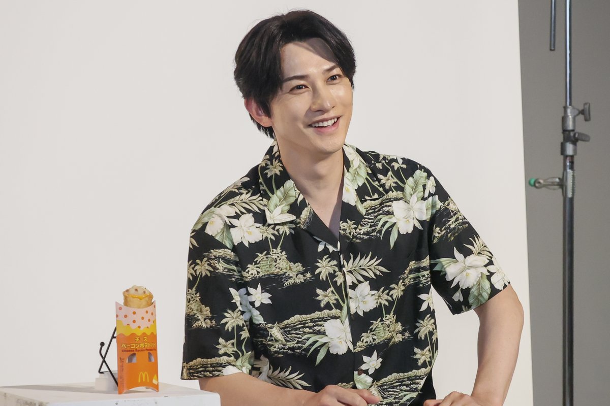 oricon's tweet photo. 町田啓太、マクドナルドCM初出演❗️
「ドッキリじゃないんですよね!?」
⠀
脱力感あふれる「まチ～だ啓太の歌」に合わせ
町田の顔が回転するユル～いCM
⠀
🎥CM動画＆インタビュー
https://t.co/oFneivCNtg
⠀
#町田啓太とチーズベーコンポテトパイ https://t.co/uNAMqDFFz2