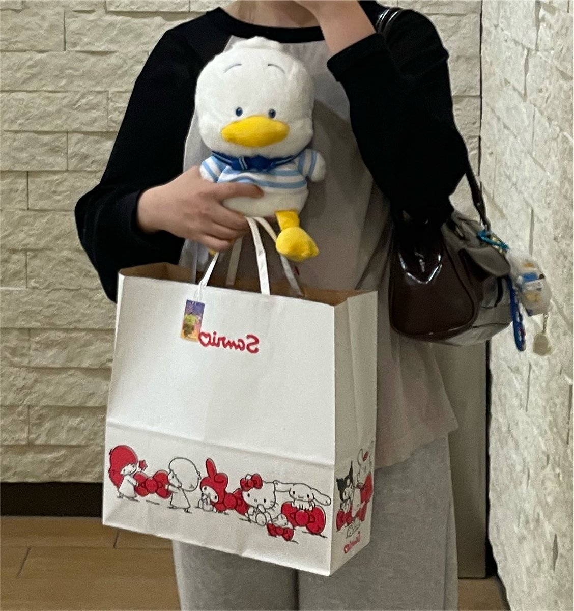 Miyojhc's tweet photo. 無事お目当て確保〜‼️暑すぎる上にあり得ない服装すぎて本当に30分しか梅田にいなかった😓😓 https://t.co/xaXgg9Casi