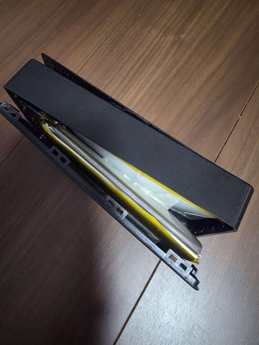 nega_spe's tweet photo. Ankerのバッテリー、知らない間にパンパンになってた。 https://t.co/TViKcIzxT5