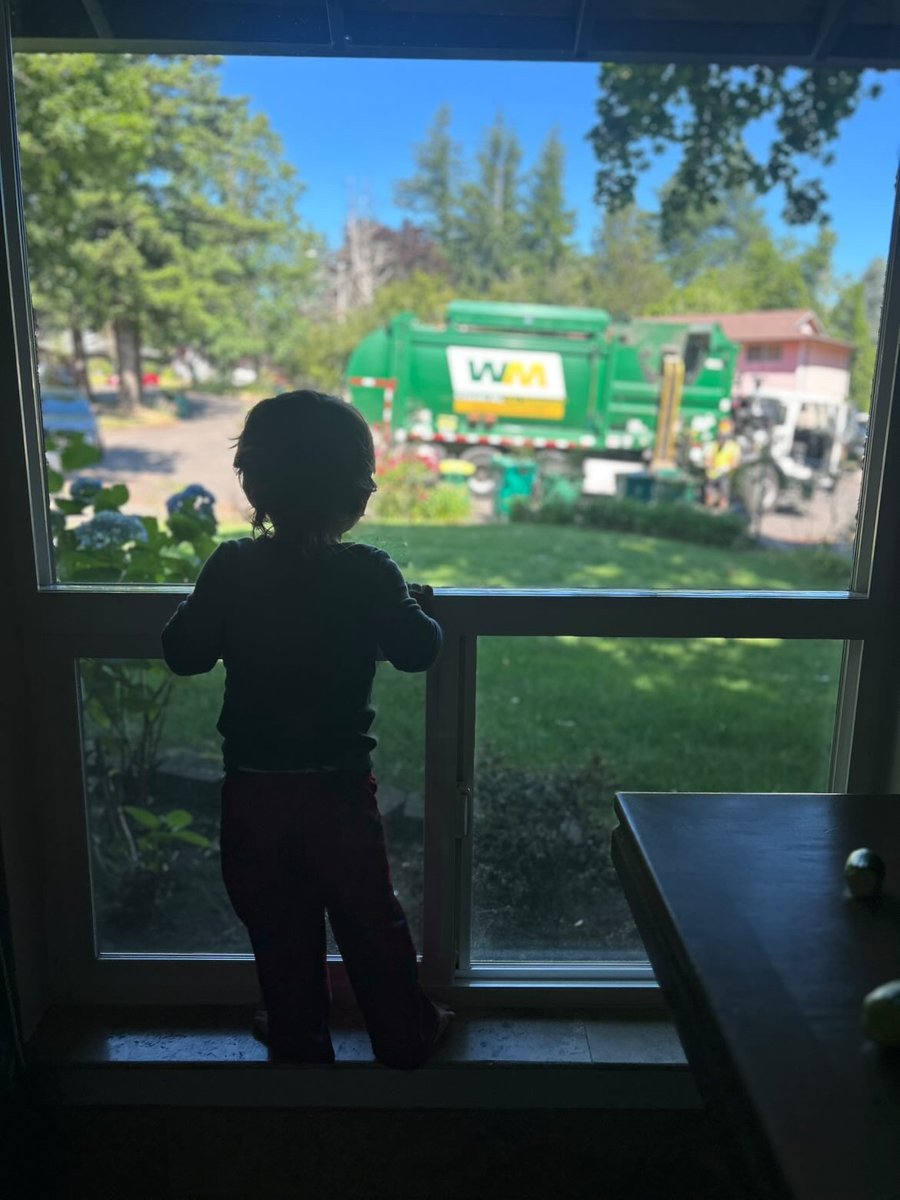 WasteManagement's tweet photo. The best day of the week. 💚💛 Thanks for cheering on our drivers in this summer heat! #WMFanPhoto https://t.co/oLLda5jYxM