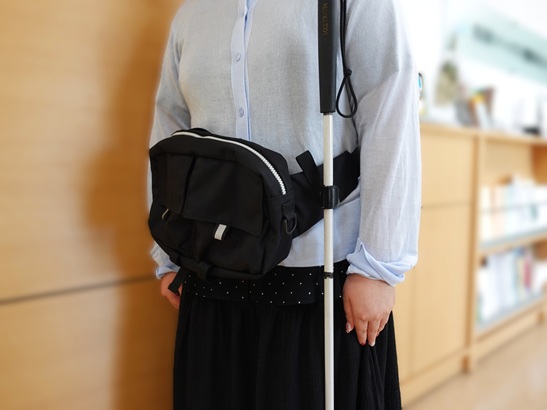 nagoyajoubun's tweet photo. 「白杖がくっつくウエストポーチ」販売開始しました！買い物や携帯電話を操作するときなど、両手を使いたいときにとても便利です。「こんなの欲しかった！」という声をたくさんいただいてます。ウエストポーチ以外にも、お持ちのカバンや洋服に付けられる金具のみでも販売しています。＃ツエストポーチ https://t.co/2PzmjLs7mg