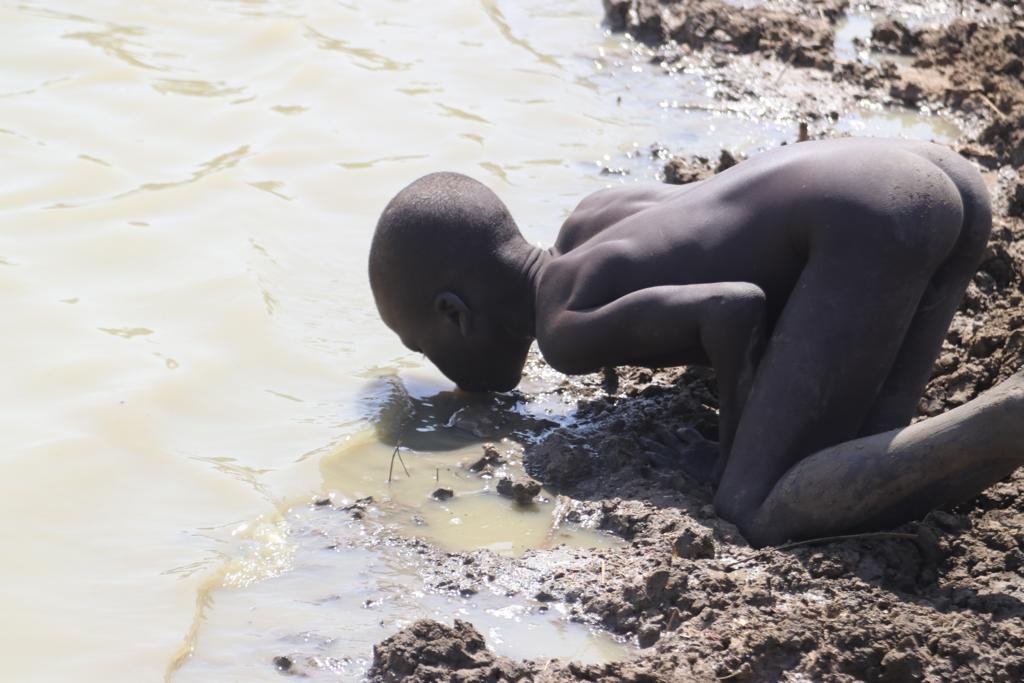 AArupur's tweet photo. Climate change is real. Rising temperatures and unusual weather patterns are causing water sources to dry up.This year's rainwater has dried up faster than usual because of extremely high temperatures.Every drop you give is a lifeline to a pastoralist family in Lower Omo Valley! https://t.co/LhB2MNhMRv