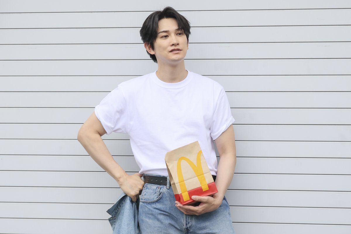 oricon's tweet photo. マクドナルド「チーズベーコンポテトパイ」
7/29(水)から期間限定で復活❗️ 
⠀
🎥町田啓太のゆる～いCM公開
https://t.co/scUtHklVW6
⠀
#町田啓太とチーズベーコンポテトパイ https://t.co/DGjQs6pGXo
