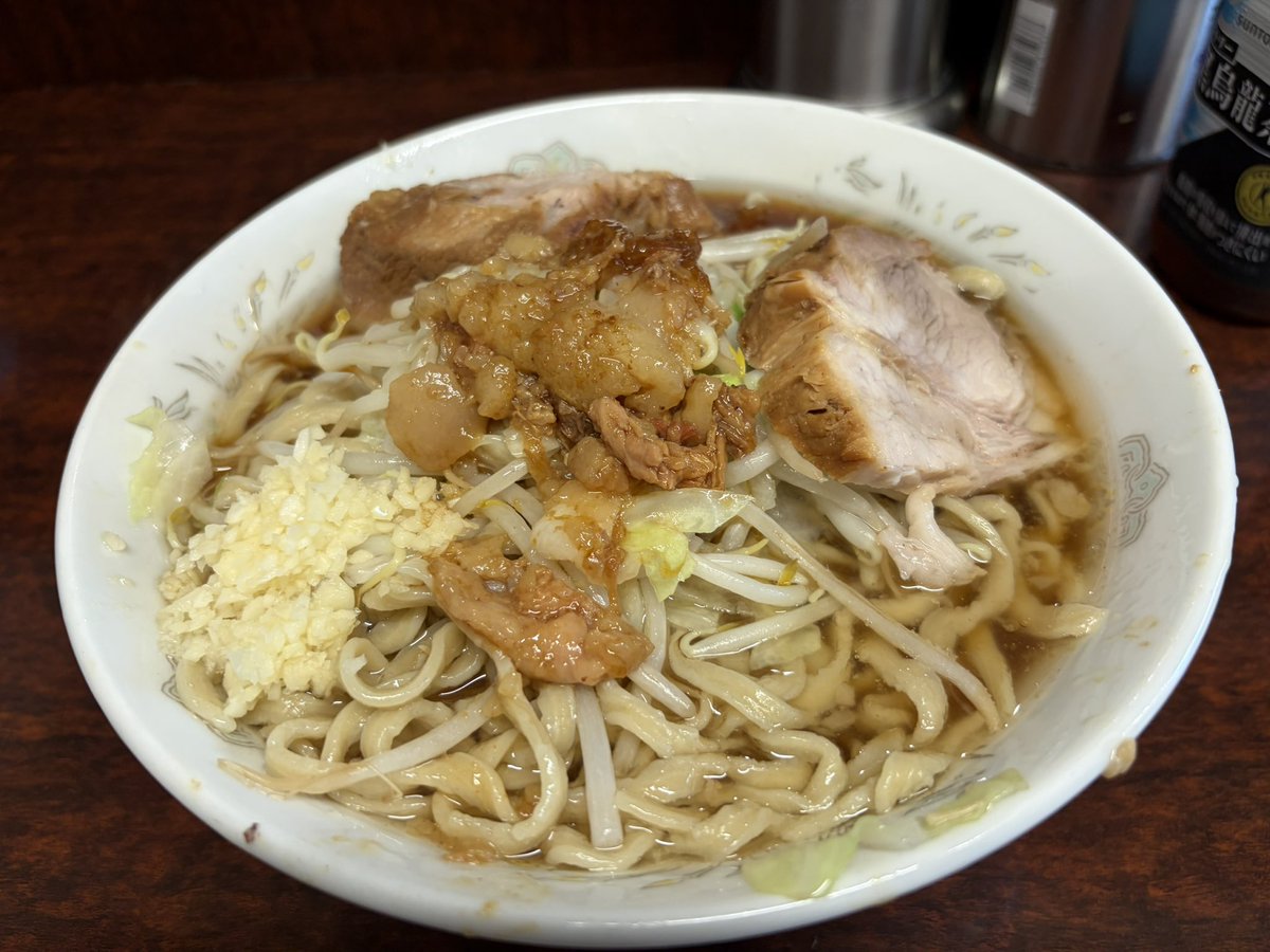 stchame's tweet photo. 昨日のことですが、同僚と一緒にお初のめじろ台二郎へ。
13時前なのに待ち無しで入れたので熱中症は回避！
一口食べてすぐ「これは好きな二郎」と確信し、スルスルと行けました！
同僚の勧めでアブラも入れましたが、これもまた味が染みてて美味！
個人的二郎ランキングトップ5入りしました笑 https://t.co/WQWxzdd6o8
