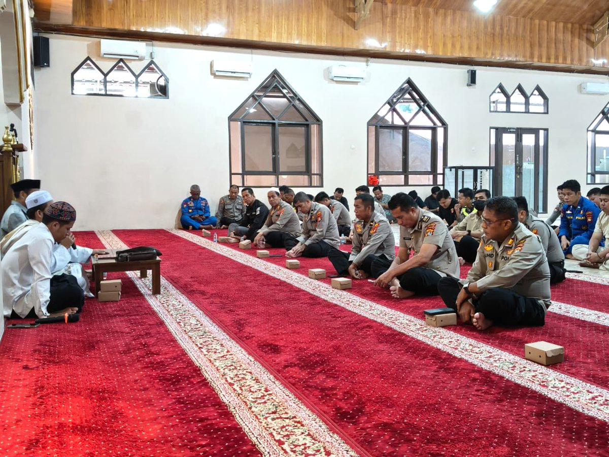 HumasResMajene's tweet photo. MAJENE– Upaya membangun sumber daya manusia Polri yang profesional, Polres Majene perkuat nilai-nilai spiritual melalui kegiatan Bimbingan Rohani dan Mental (Binrohtal) yang digelar di Masjid Nurul Ikhlas Polres Majene, Kamis (23/7/2026). https://t.co/8P83lbbJUg