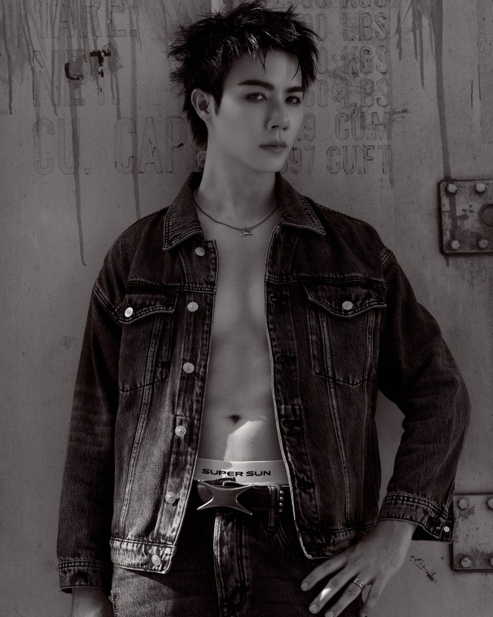 SuperstarnewsTH's tweet photo. ‘ซี พฤกษ์’ ลุยพาร์ทธุรกิจ เตรียมเปิด POP-UP STORE ‘SUPER SUN’ ครั้งแรกในไทย
ยกคอลเลคชันใหม่ เน้นเปิดกว้างด้านแฟชั่น
#SUPERSUN
#SSOUTERSPACE
#SUPERSUNxSIAMCENTER
#SUPERSUNPOPUP
#SUPERSUNPOPUPINBKK

เบื้องหน้ากับการทำงานในวงการบันเทิง ‘ซี พฤกษ์ พานิช’ พร้อมลุยเต็มที่ ควบคู่กับบทบาทการเป็นนักธุรกิจที่ทั้งสนุก ได้คิดนอกกรอบ ออกไอเดียในการดีไซน์แบรนด์ ‘SUPER SUN’ สินค้าไลฟ์สไตล์ และ Street Wear ที่เดินหน้าทำมากว่า 3 ปี ด้วยการออกแบบที่เน้นความเรียบง่ายแต่เต็มไปด้วยการเปล่งประกายจากภายใน ตามคอนเซปต์แบรนด์ ‘Shine from the Inside’ พร้อมซัพพอร์ตได้ทุกคนมั่นใจในสไตล์ของตัวเอง โดยมองว่าตัวตนไม่ควรถูกจำกัดด้วยนิยามใด ๆ

และถือเป็นครั้งแรกในไทยสำหรับ SUPER SUN ที่จะเปิด POP-UP STORE ณ Siam Center ในงาน ‘SUPER SUN BANGKOK POP UP STORE’ ซึ่งถือเป็นก้าวสำคัญในการขยายจากช่องทางออนไลน์และกิจกรรมอีเวนต์ สู่การสร้างประสบการณ์รีเทลออฟไลน์ เพื่อมอบประสบการณ์การช้อปปิ้งให้กับผู้ชื่นชอบ SUPER SUN ให้ได้สัมผัสสินค้าคุณภาพจากคอลเลกชันใหม่ที่ออกแบบมาอย่างใส่ใจ และดีไซน์ที่แตกต่างอย่างมีเอกลักษณ์

คอลเลกชันใหม่ OUTER SPACE ได้รับแรงบันดาลใจจากความกว้างใหญ่ของจักรวาล และพลังงานที่ซ่อนอยู่ภายในดวงดาว ผ่าน Blue Supergiant ดาวฤกษ์ที่มีอุณหภูมิสูง เปล่งแสงเป็นสีน้ำเงิน หรือขาวอมฟ้า และ Non-Luminous Flame เปลวไฟสีน้ำเงินที่นิ่ง สงบ มีอุณหภูมิสูง ทำให้คอลเลกชัน OUTER SPACE ไม่ได้หมายถึง พื้นที่นอกโลก แต่เป็นพื้นที่นอกกรอบของคนที่กล้าแตกต่าง เหมือนกับแนวคิดของ SUPER SUN ซึ่งจะมีทั้ง สินค้า Ready-to-Wear กระเป๋า และเครื่องประดับ รวมถึงไอเท็มซิกเนเจอร์ ที่ตอบโจทย์การแต่งตัวในทุกลุค ทุกสไตล์

งานนี้ ‘ซี พฤกษ์’ ได้เผยว่า “เป็นอีกหนึ่งการเติบโตของ SUPER SUN เราเริ่มจากก้าวเล็ก ๆ จากออนไลน์ สู่ POP UP STORE ครั้งแรก งานนี้เลยเต็มไปด้วยพลังของผมที่อยากให้งานออกมาดี และประทับใจทุกคน รวมถึงคนในทีมต่างตั้งใจ และทุ่มเทสุด ๆ เพื่อให้คนที่ชื่นชอบแบรนด์ของเราได้มาสัมผัสคอลเลกชันนี้ที่ POP UP STORE ครับ”

เพราะเสื้อผ้าสะท้อนตัวตน และเสริมความมั่นใจ ‘SUPER SUN’ จึงให้ความสำคัญทุกขั้นตอน โดย ‘ซี’ ในฐานะผู้ก่อตั้ง SUPER SUN ร่วมทำงานกับทีมตั้งแต่การวางแนวคิด การออกแบบคอลเลกชัน การวางคอนเซปต์ที่มีความชัดเจนเป็นตัวตนของ SUPER SUN รวมถึงเรื่องคุณภาพในการเลือกสรรวัสดุ โดยมีการใช้เทคนิคการผลิตที่ช่วยสร้างเอกลักษณ์ให้กับแต่ละสินค้า ไม่ว่าจะเป็นการทำให้ผ้าขาด (Distressed), การพ่นสี (Spray Effect), การฟอกผ้า (Garment Wash) รวมถึงเทคนิคงานฝีมือ ที่ทำให้แต่

ละชิ้นมีรายละเอียดเฉพาะตัว สะท้อนแนวคิดของแบรนด์ที่เชื่อว่า ความแตกต่างคือเอกลักษณ์ รวมถึงการตัดเย็บเพื่อให้สวมใส่ง่าย สบาย เปิดกว้างสำหรับทุกคน

สำหรับความพิเศษในงาน ‘SUPER SUN BANGKOK POP UP STORE’ มีกิจกรรมมากมายทั้ง ‘ซี พฤกษ์’ ที่จะมาร่วมเปิด Pop-up Store รวมถึงมี Exclusive Siam Center Item สินค้าสีพิเศษ วางจำหน่ายเฉพาะที่ Pop-up Store เท่านั้น รวมถึง โปรโมชันส่วนลด ของสมนาคุณ และของรางวัลพิเศษ สิทธิพิเศษสำหรับสมาชิก ONESIAM ทั้งของขวัญพิเศษสำหรับวันเปิดงาน และของเซอร์ไพรส์แจกทุกวัน นอกจากนี้ภายในงานยังมี Photo Booth มาร่วมสร้างสีสันให้กับคนรัก SUPER SUN ได้ประทับใจ เตรียมช้อปสะท้อนไลฟ์สไตล์ของตัวเองได้ตั้งแต่วันที่ 31 กรกฎาคม 2026 – 9 สิงหาคม 2569 ณ Atrium 2 ชั้น G สยามเซ็นเตอร์