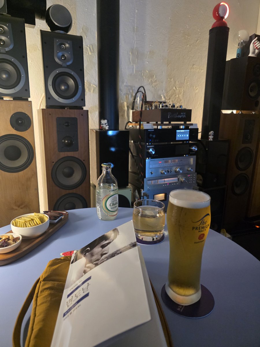 lovusyl's tweet photo. 음악 &amp; 맥주 &amp; 책 https://t.co/vjnpVedz9b