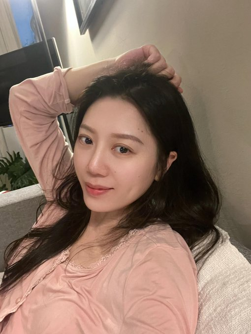 DDNKReal's tweet photo. 穿睡衣 沒有化妝的姨姨

會有人喜歡嗎 這才是最真實的我 https://t.co/5nuqGHGHkM