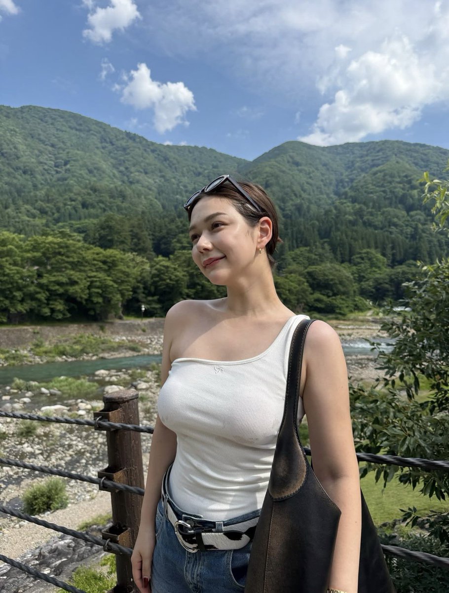 jyuku3150's tweet photo. 村重杏奈さんさすが元アイドル
日本人離れした美しいルックスとスタイルえぐぅいし写真集も話題になるわな https://t.co/FpMgRPSRbf