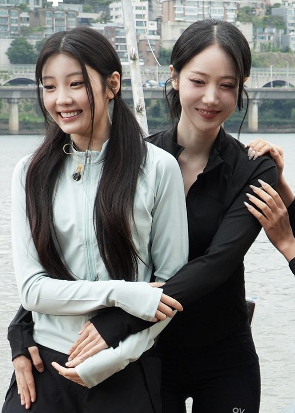 stvnxnez's tweet photo. nothing more precious than seeing sinb so happy hugging wonhee 😭 https://t.co/1FT8umiKkF