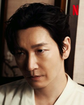 infodrakor_id's tweet photo. Roh Yoon Seo cerita kalo awalnya dia sempet canggung sama Cho Seung Woo. Tapi begitu syuting dimulai, suasananya langsung cair karena sunbaenya itu ternyata super usil dan sering bikin semua orang ketawa. 

Dia bilang banyak belajar dari Cho Seung Woo, mulai dari cara membangun adegan sampai mendalami karakter.

Yang paling ngakak, Cho Seung Woo ternyata sering ngedance lagu girl group di lokasi syuting. Katanya beliau suka ngedance lagunya Aespa - Whiplash sama Hype Boy NewJeans buat mencairkan suasana. Roh Yoon Seo juga ikutan joget dan janji bakal upload videonya nanti.

Nggak cuma itu, Cho Seung Woo juga pernah dateng bawa kipas angin portable yang dikalungin di leher. Roh Yoon Seo iseng bilang, "Sunbae, kekinian banget ya, keren deh." Eh, syuting berikutnya dia malah dikasih kipas yang sama sebagai hadiah. Bahkan kipasnya udah ditempel stiker Zanmang Loopy dan ditulis nama karakter Roh Yoon Seo, Saenggang. Gemes banget. 

Kata Yoon Seo, vibes seru mereka di press conference juga bukan settingan, karena memang suasana di lokasi syuting seseru itu.

https://t.co/VFs8hy0C41