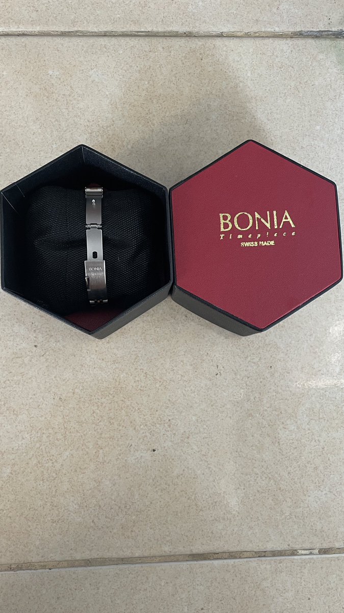 seeyanextt's tweet photo. Hi X, 
Aku mau jual jam tangan Bonia Asli ya dibeli th 2024 akhir 
1.000.000 nego tipis aja 
Bisa CO di oren 
DM for more info https://t.co/VPcohsn0yD