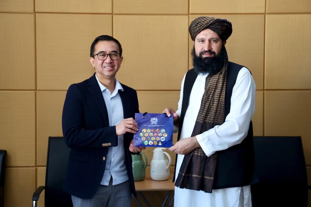 EmbAfgMalaysia's tweet photo. په مالیزیا کې د ا.ا.ا. لوی سفارت سرپرست ښاغلي نقیب‌الله احمدي د برونای دارالسلام له یوشمېر معتبرو پوهنتونونو څخه لیدنه وکړه.

د دغو لیدنو پر مهال پر لوړو زده‌کړو، علمي او څېړنیزو همکاریو، د استادانو او محصلینو د تجربو پر تبادلې او ګډو علمي پروګرامونو خبرې وشوې.

ښاغلي احمدي او اړوندو لوريو د پوهنتونونو ترمنځ په همکاريو، تحصیلي فرصتونو او ګډو علمي فعالیتونو پر لا پراختیا ټینګار وکړ.