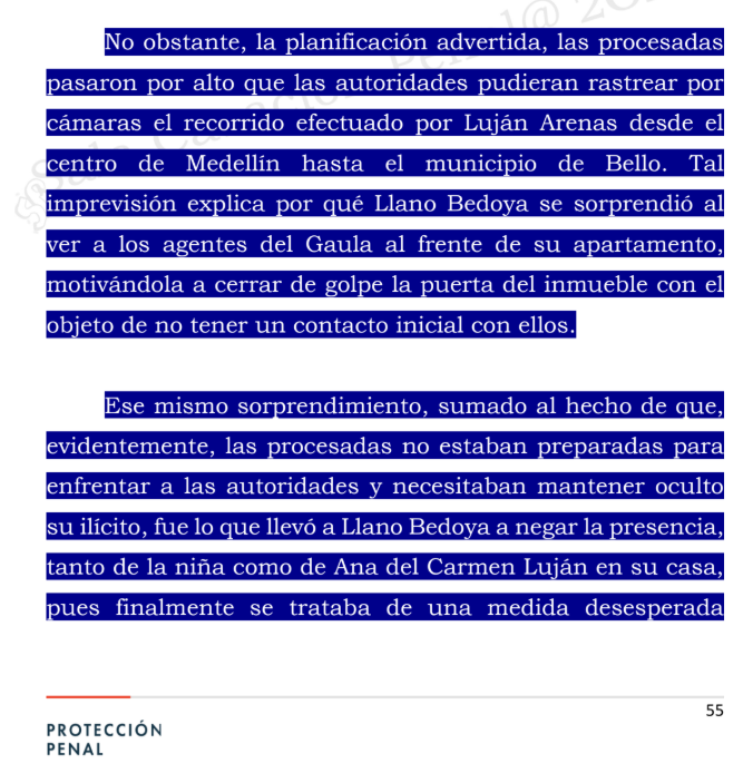 Ronaldsanabria1's tweet photo. ES COAUTOR DE SECUESTRO, NO CÓMPLICE, QUIEN PROPORCIONA EL LUGAR PARA MANTENER RAPTADA A UNA PERSONA
SP047-2026

Consulte el análisis: https://t.co/APsPa9mHoP

Esta sentencia deja una idea muy fácil de entender, en un delito no solo responde quien ejecuta la acción principal. También puede responder como verdadero autor quien, sin aparecer en el primer momento del hecho, cumple una función indispensable para que el plan funcione.

En este caso, la Corte analizó un secuestro en el que una mujer se llevó a una niña desde una iglesia y luego la trasladó hasta un apartamento. Allí fue encontrada por el Gaula. En ese mismo lugar también estaba Blanca Irma Llano Bedoya, quien negó ante los uniformados haber visto a la mujer y a la niña, aunque ambas se encontraban en el apartamento. Además, en el inmueble se encontraron elementos que, para la Corte, permitían inferir que el lugar estaba preparado para recibir y ocultar a la víctima.

La pregunta de fondo era sencilla: ¿Blanca Irma simplemente ayudó después del hecho o su papel fue tan importante que hizo parte del plan criminal? La diferencia es grande. Un cómplice es alguien que ayuda, pero cuya ayuda no es indispensable. En cambio, un coautor es alguien que, aunque no haga todo personalmente, cumple una función esencial dentro del delito. Es decir, el delito se reparte: una persona ejecuta una parte y otra persona asegura otra fase necesaria para que el resultado se logre.

La Corte consideró que la actuación de Blanca Irma no podía verse como una colaboración menor. Para la Sala, su papel consistió en asegurar el lugar de ocultamiento, permitir que la víctima fuera llevada allí y negar su presencia ante las autoridades. Por eso, su intervención no fue la de alguien que simplemente apareció después, sino la de una persona que cumplía una tarea dentro de un plan común, mientras una sustraía a la víctima, la otra aseguraba el refugio donde podía mantenerse oculta.

Dicho de forma simple: para la Corte, el secuestro no terminó en el momento en que la víctima fue llevada de la iglesia. El delito también necesitaba un lugar donde ocultarla. Por eso, quien preparó o aseguró ese lugar no prestó una ayuda cualquiera; aportó una pieza clave para que el delito pudiera realizarse.

Sin embargo, la Corte no modificó la condena para tratar a Blanca Irma como coautora, porque en la acusación la Fiscalía la presentó como cómplice. Como ella fue condenada bajo esa calidad, la Corte no podía empeorar su situación jurídica en la impugnación. Por eso mantuvo la condena como complicidad, aunque dejó claro que, materialmente, su conducta tenía rasgos de coautoría impropia.

La enseñanza central es esta, no toda ayuda es complicidad. Cuando la ayuda es necesaria para que el delito se concrete, cuando hace parte de un plan y cuando quien la presta domina una parte importante de lo que ocurre, esa conducta puede ser entendida como coautoría impropia. En palabras más sencillas: no siempre el verdadero autor es solo quien aparece en la primera escena del delito; también puede serlo quien hace posible que el plan continúe.