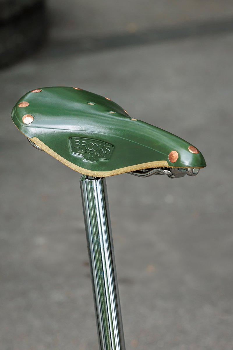 brompton_jp's tweet photo. 英国モータースポーツを象徴するブリティッシュレーシンググリーンから着想を得たCedar Green。
専用カラーのBrooksサドルやシルバーコンポーネントが、クラシックな佇まいを引き立てます。

オンラインストア、Brompton Tokyoおよび正規取扱店にて販売中。
https://t.co/5PG4A4HZP6
#ブロンプトン https://t.co/BGDfL8PEc8