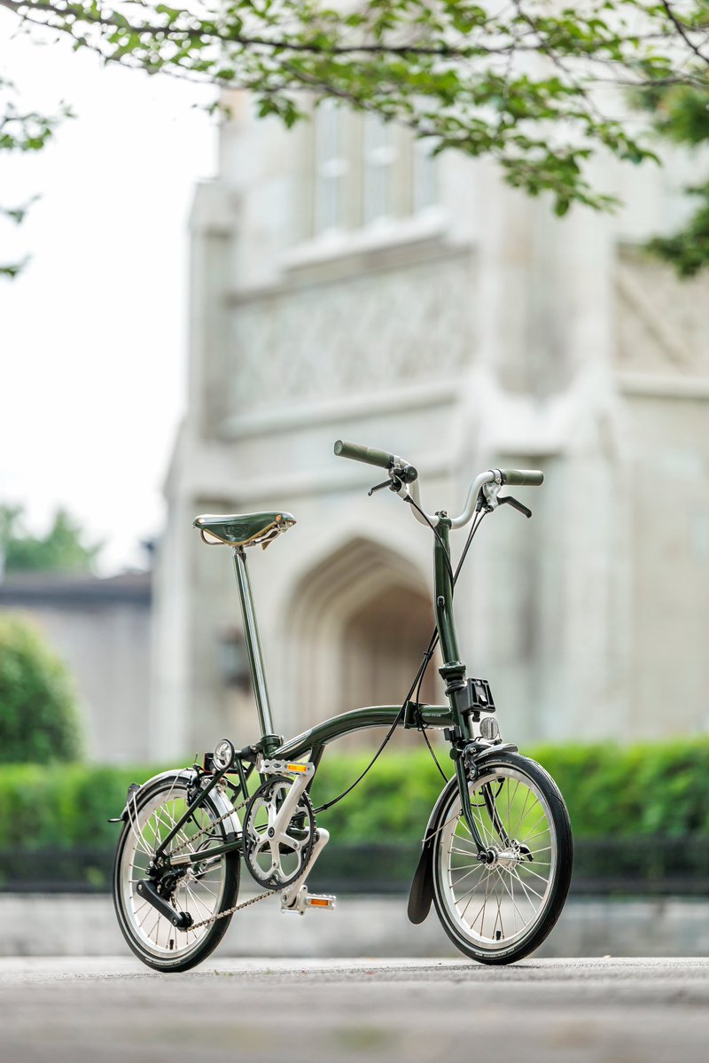 brompton_jp's tweet photo. 英国モータースポーツを象徴するブリティッシュレーシンググリーンから着想を得たCedar Green。
専用カラーのBrooksサドルやシルバーコンポーネントが、クラシックな佇まいを引き立てます。

オンラインストア、Brompton Tokyoおよび正規取扱店にて販売中。
https://t.co/5PG4A4HZP6
#ブロンプトン https://t.co/BGDfL8PEc8