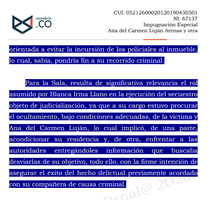 Ronaldsanabria1's tweet photo. ES COAUTOR DE SECUESTRO, NO CÓMPLICE, QUIEN PROPORCIONA EL LUGAR PARA MANTENER RAPTADA A UNA PERSONA
SP047-2026

Consulte el análisis: https://t.co/APsPa9mHoP

Esta sentencia deja una idea muy fácil de entender, en un delito no solo responde quien ejecuta la acción principal. También puede responder como verdadero autor quien, sin aparecer en el primer momento del hecho, cumple una función indispensable para que el plan funcione.

En este caso, la Corte analizó un secuestro en el que una mujer se llevó a una niña desde una iglesia y luego la trasladó hasta un apartamento. Allí fue encontrada por el Gaula. En ese mismo lugar también estaba Blanca Irma Llano Bedoya, quien negó ante los uniformados haber visto a la mujer y a la niña, aunque ambas se encontraban en el apartamento. Además, en el inmueble se encontraron elementos que, para la Corte, permitían inferir que el lugar estaba preparado para recibir y ocultar a la víctima.

La pregunta de fondo era sencilla: ¿Blanca Irma simplemente ayudó después del hecho o su papel fue tan importante que hizo parte del plan criminal? La diferencia es grande. Un cómplice es alguien que ayuda, pero cuya ayuda no es indispensable. En cambio, un coautor es alguien que, aunque no haga todo personalmente, cumple una función esencial dentro del delito. Es decir, el delito se reparte: una persona ejecuta una parte y otra persona asegura otra fase necesaria para que el resultado se logre.

La Corte consideró que la actuación de Blanca Irma no podía verse como una colaboración menor. Para la Sala, su papel consistió en asegurar el lugar de ocultamiento, permitir que la víctima fuera llevada allí y negar su presencia ante las autoridades. Por eso, su intervención no fue la de alguien que simplemente apareció después, sino la de una persona que cumplía una tarea dentro de un plan común, mientras una sustraía a la víctima, la otra aseguraba el refugio donde podía mantenerse oculta.

Dicho de forma simple: para la Corte, el secuestro no terminó en el momento en que la víctima fue llevada de la iglesia. El delito también necesitaba un lugar donde ocultarla. Por eso, quien preparó o aseguró ese lugar no prestó una ayuda cualquiera; aportó una pieza clave para que el delito pudiera realizarse.

Sin embargo, la Corte no modificó la condena para tratar a Blanca Irma como coautora, porque en la acusación la Fiscalía la presentó como cómplice. Como ella fue condenada bajo esa calidad, la Corte no podía empeorar su situación jurídica en la impugnación. Por eso mantuvo la condena como complicidad, aunque dejó claro que, materialmente, su conducta tenía rasgos de coautoría impropia.

La enseñanza central es esta, no toda ayuda es complicidad. Cuando la ayuda es necesaria para que el delito se concrete, cuando hace parte de un plan y cuando quien la presta domina una parte importante de lo que ocurre, esa conducta puede ser entendida como coautoría impropia. En palabras más sencillas: no siempre el verdadero autor es solo quien aparece en la primera escena del delito; también puede serlo quien hace posible que el plan continúe.